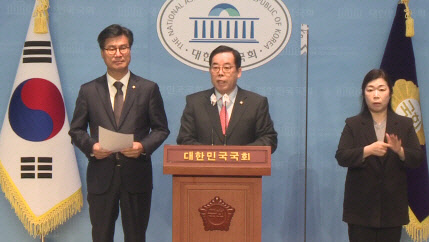 국민의힘 소속 과방위원인 박성중(가운데) 의원과 김영식(왼쪽) 의원이 2일 국회 소통관에서 KT 대표이사 선임 관련 기자회견을 하고 있다. 국회 영상회의록 갈무리